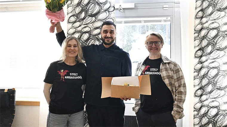 Omar Samir Hammad, flankerad av Cecilie och Christer Nerfont.