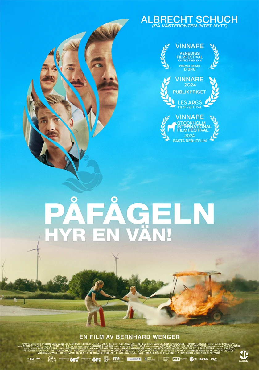 En man försöker släcka en golfbil. 