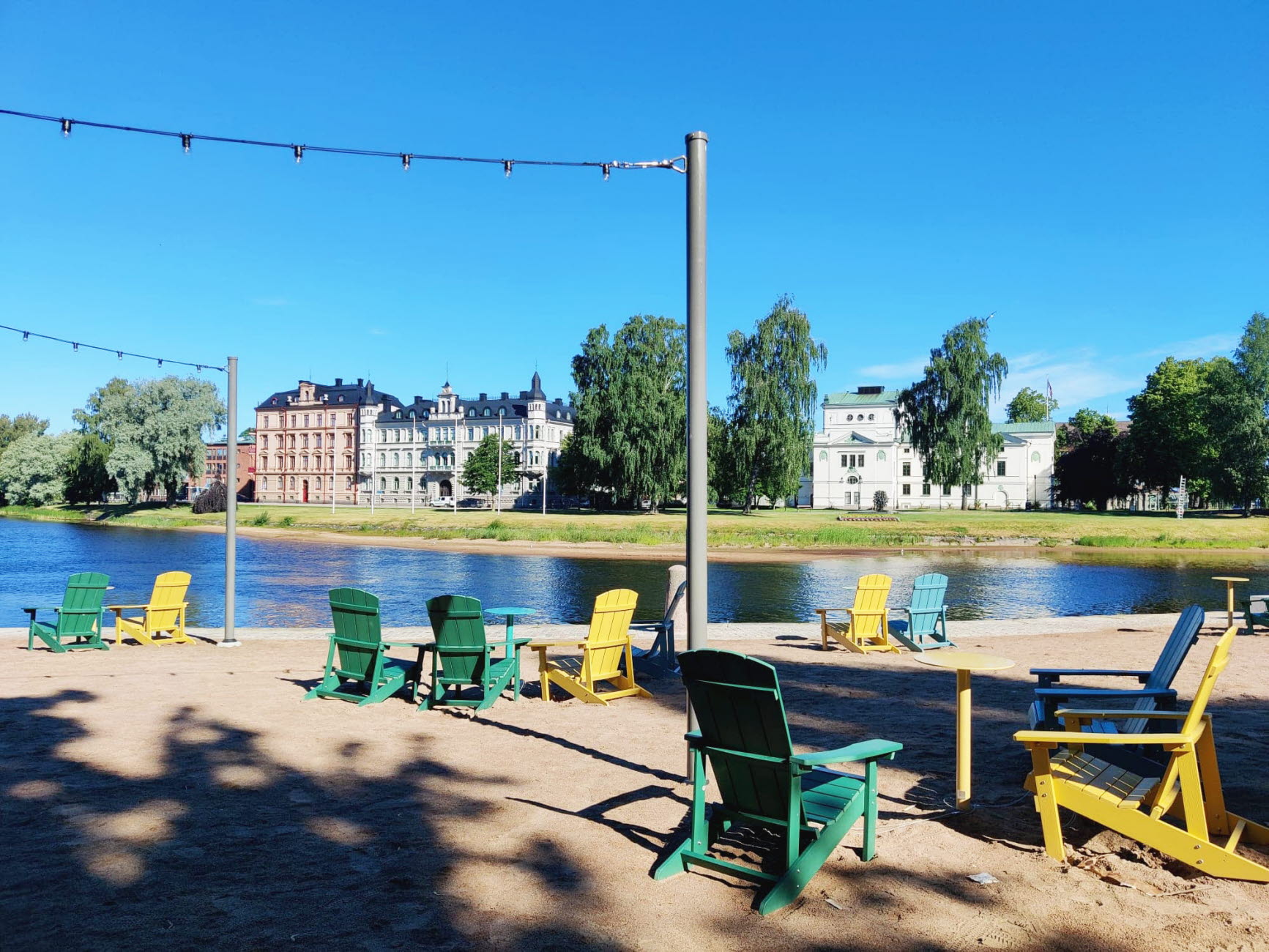 I Residensparken kan du slå dig ned i en solstol och se ut över Klarälven.