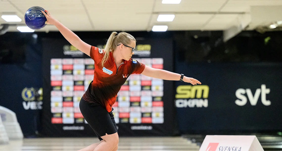 En kvinna ska slänga iväg ett bowlingklot