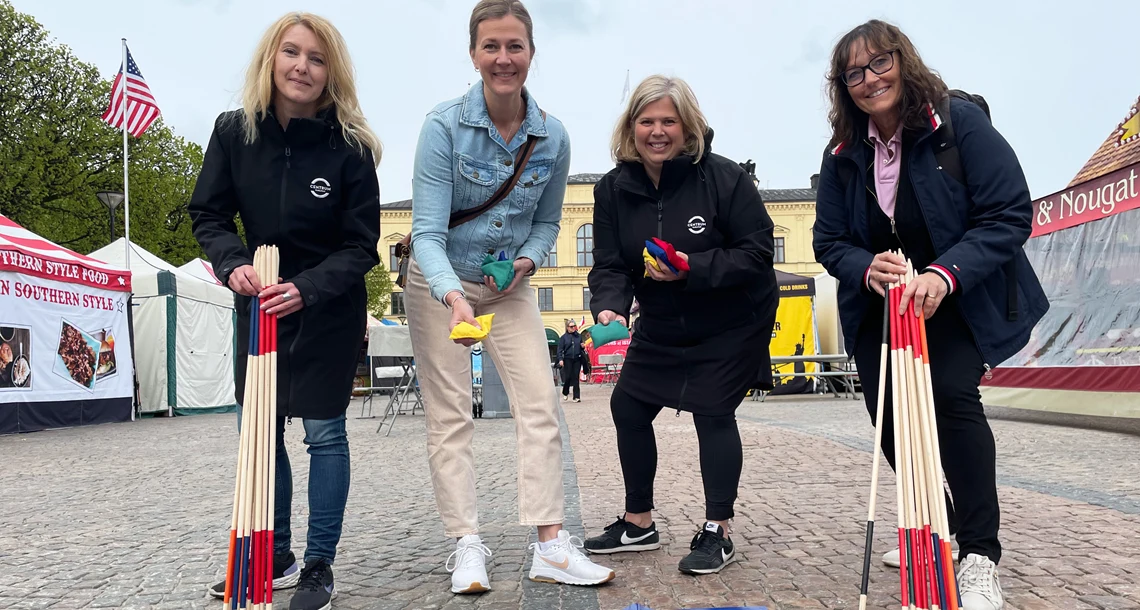 Från vänster Åsa Eriksson, Centrum Karlstad, Frida Nilsson (C), kommunalråd Karlstads kommun, Lotta Wiandt, Centrum Karlstad, Lena Vesterlund, Karlstads kommun. Kvinnorna håller i stort plockepinn och ärtpåsar som kastas mot en pricktavla.