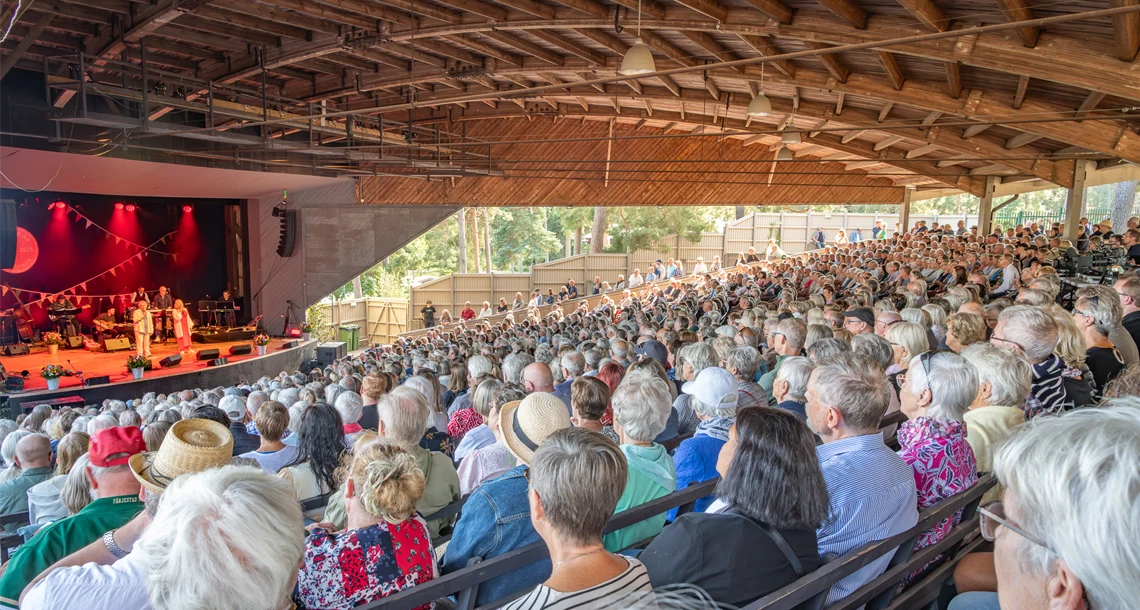 Publikbild från Friluftsteatern. 