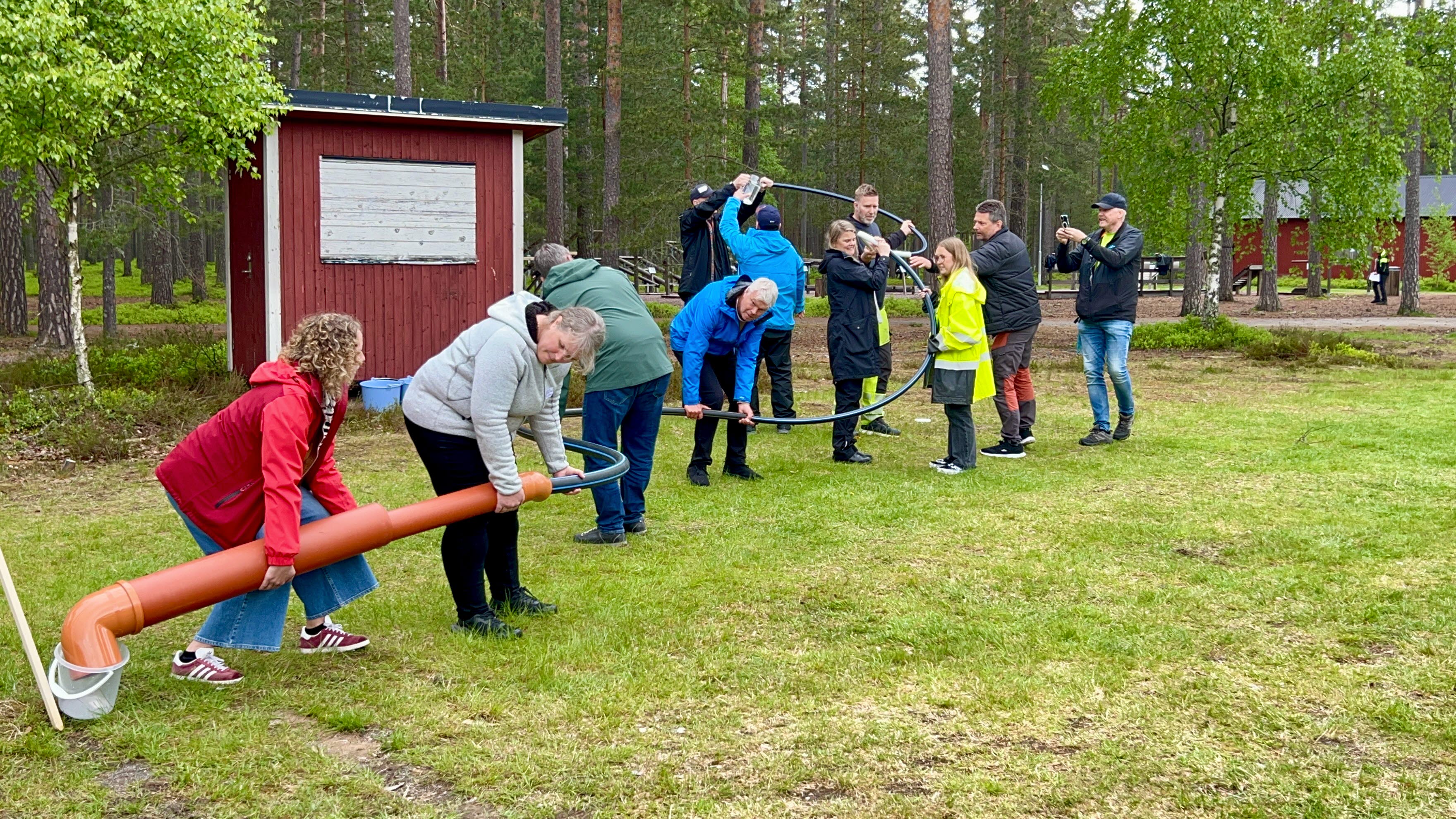Personer håller rör