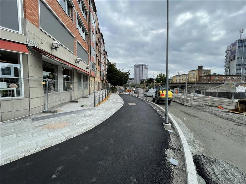 Byggbilder av en gång och cykelväg