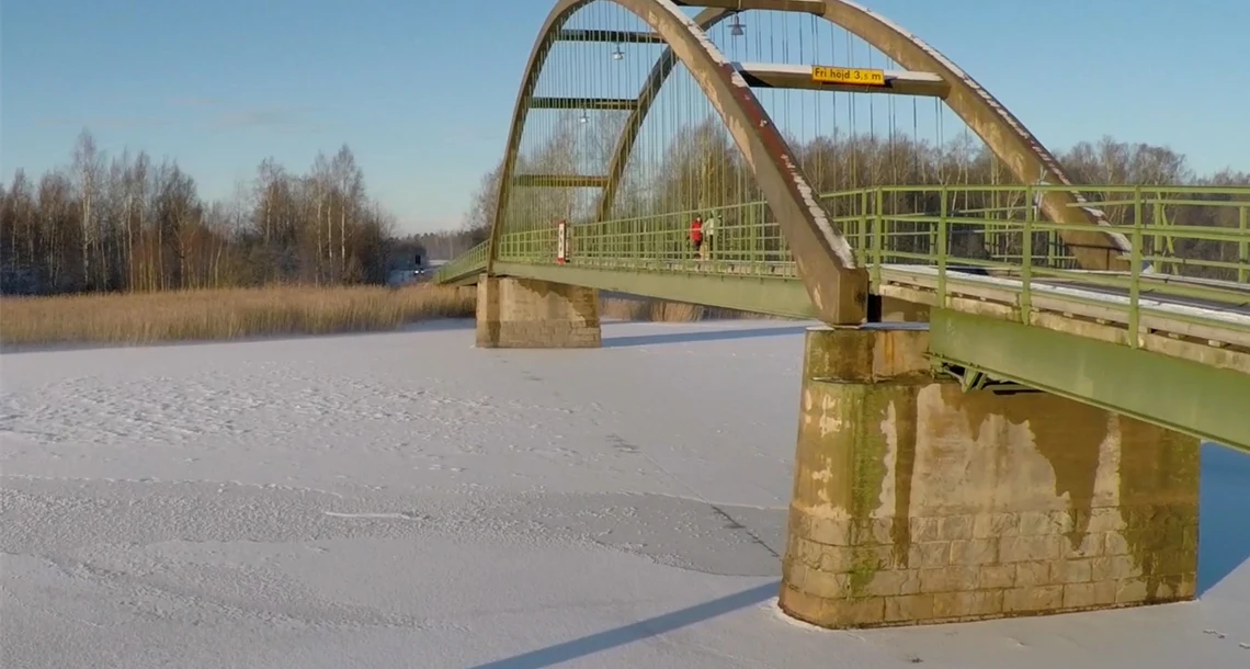 Bro med en båge över sig