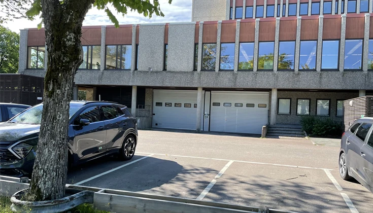 Några parkeringsplatser framför garagenedfarten kommer att stängas av.