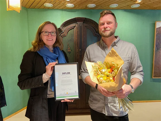 Cecilia Boman Lindström (MP), ordförande, miljönämnden, Karlstads kommun tillsammans med årets vinnare av klimatpriset, Erik Nylund.