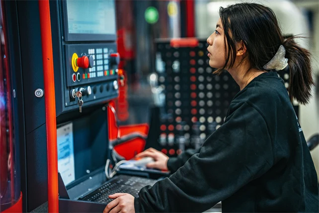 Person vid en CNC-maskin.