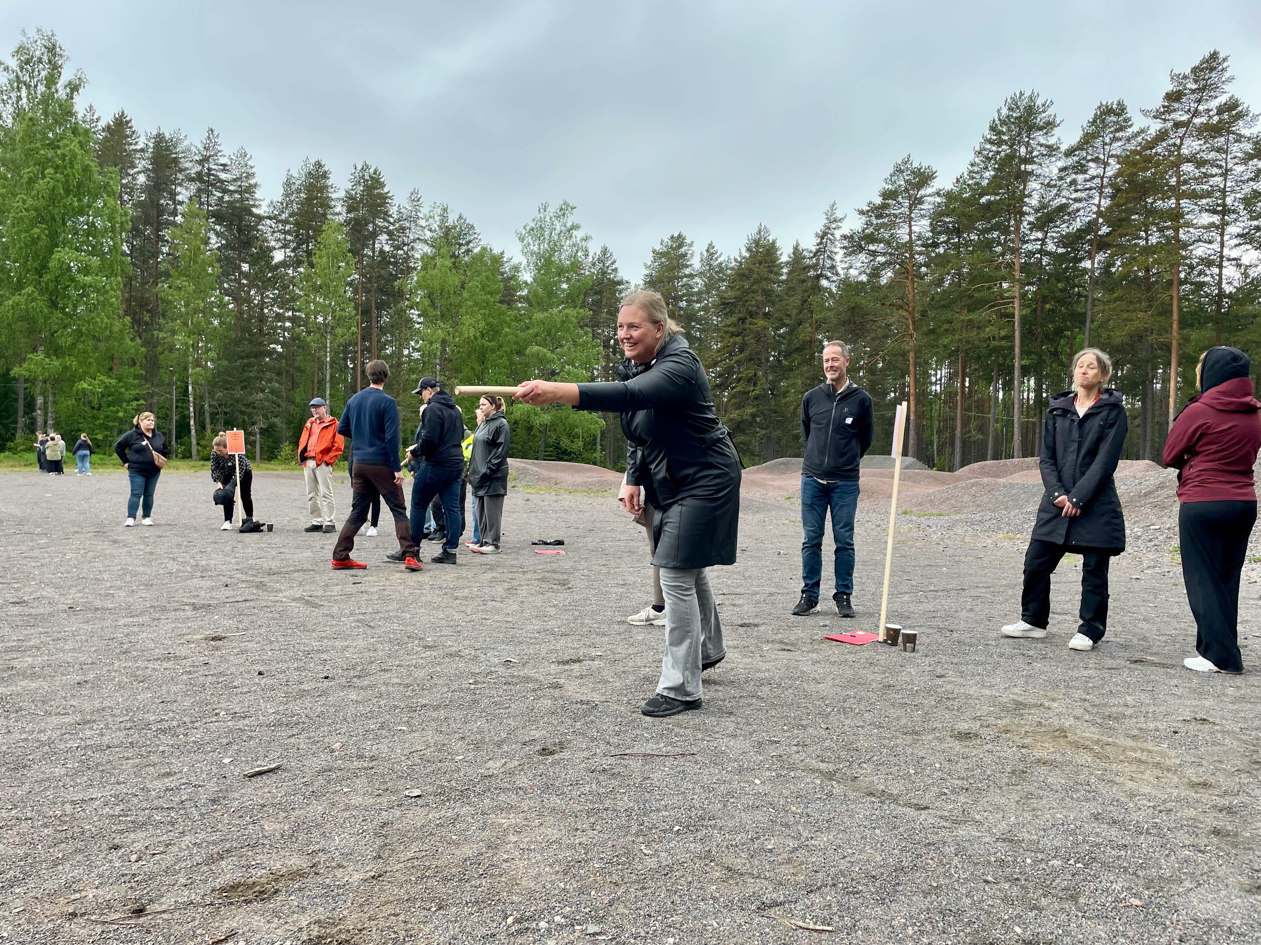 Person spelar kubb