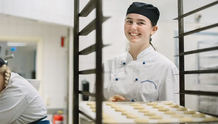 Gymnasieelev i ett bageri.