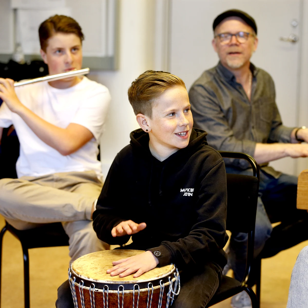 Lärare och elever som spelar olika instrument