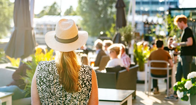 Människor på en solig uteservering