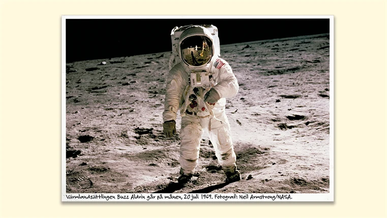 Fotografi av: Buzz Aldrin som går på månen. I bilden har han rymddräkt. 