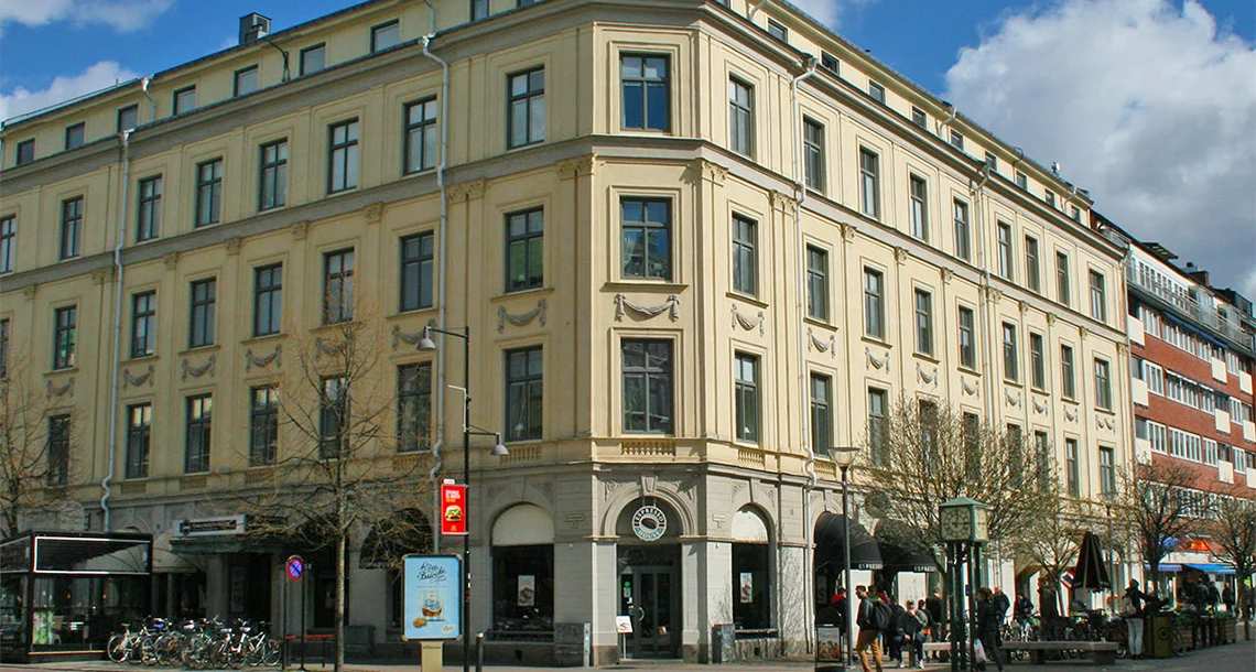 En husfasad med många fönster i äldre stil.