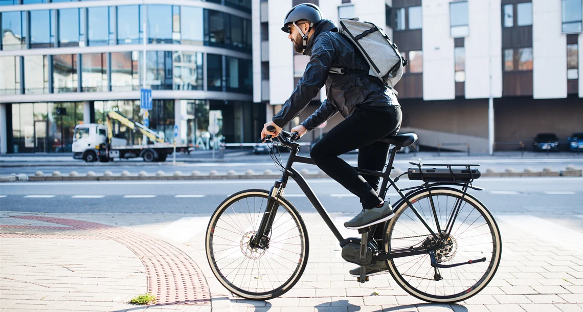 En person cyklar och är på väg till jobbet.