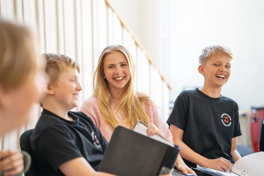 Ett gäng skrattande elever i ett klassrum