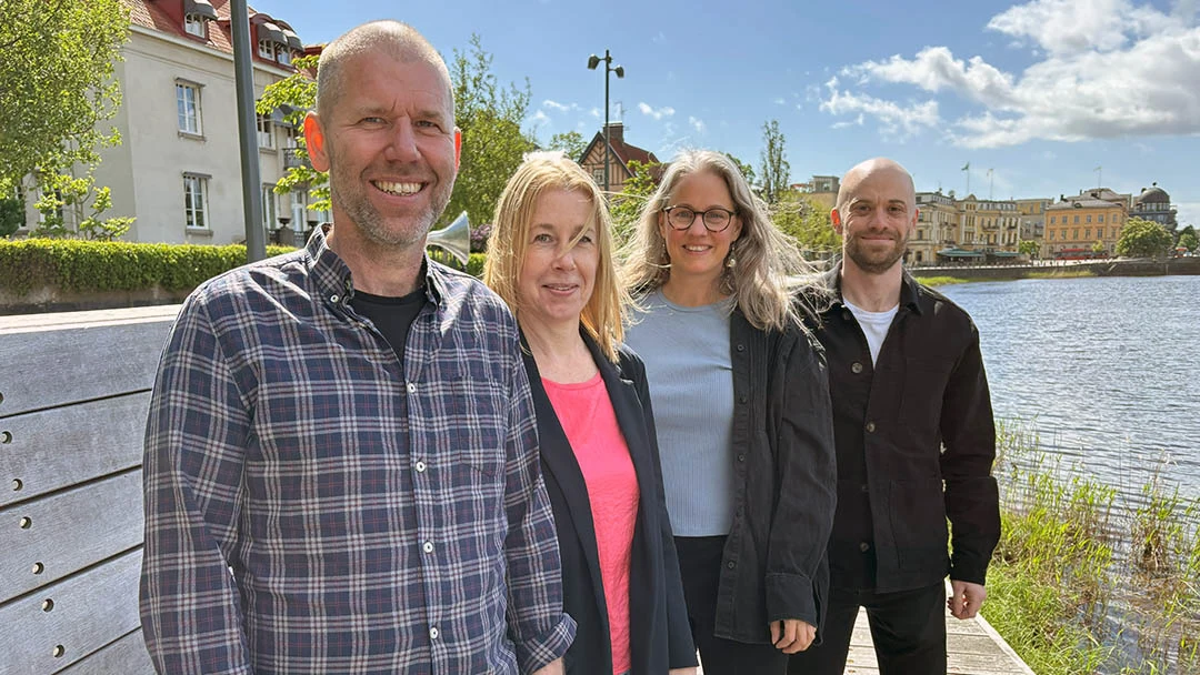 {"X":0.23,"Y":0.0,"Width":0.56,"Height":0.99555555555555553}