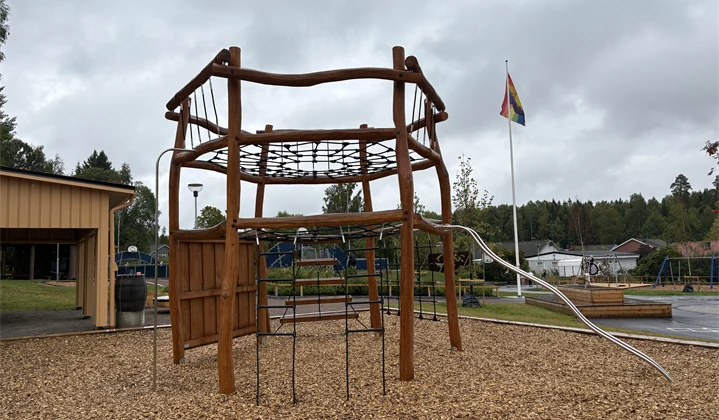 Klätterställning i trä på Vallargärdets skola