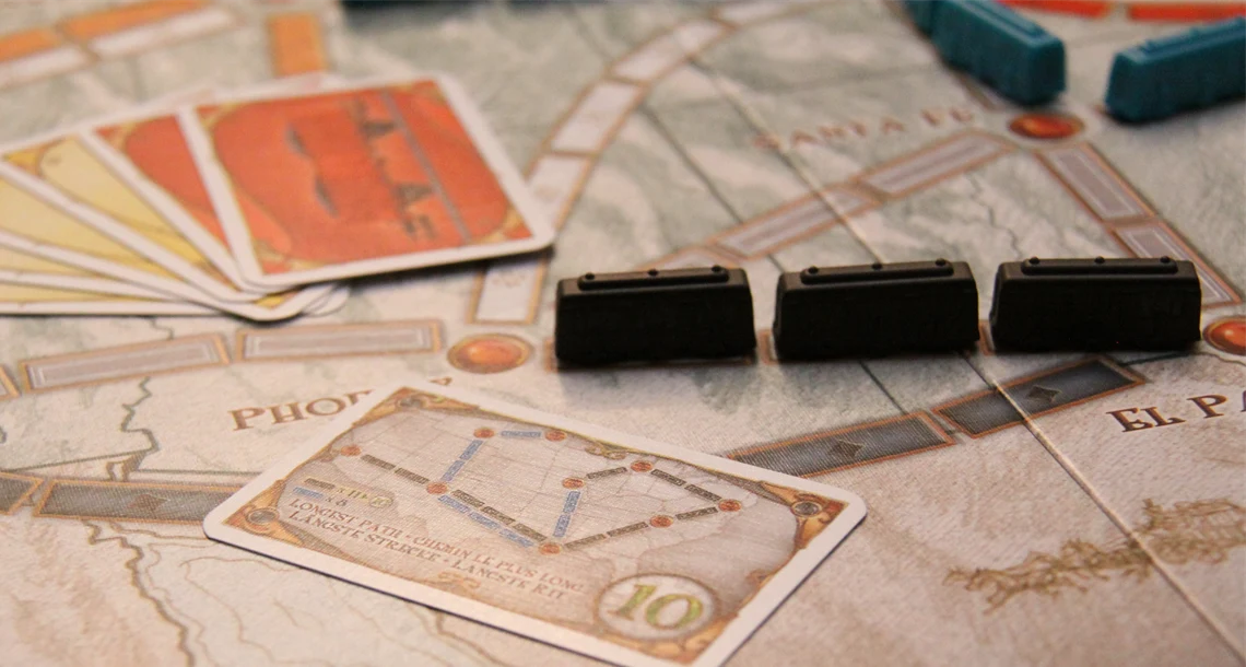 Kort och spelpjäser på ett spelbräde