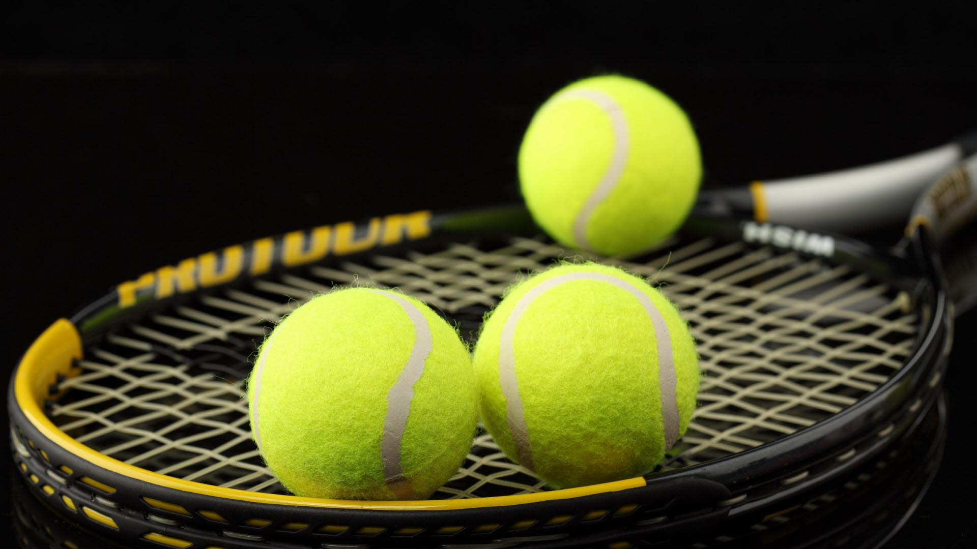 Tennisracket med tennisbollar