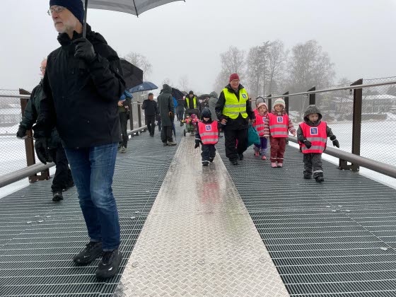 Barn och vuxna går på Färjestadsbron