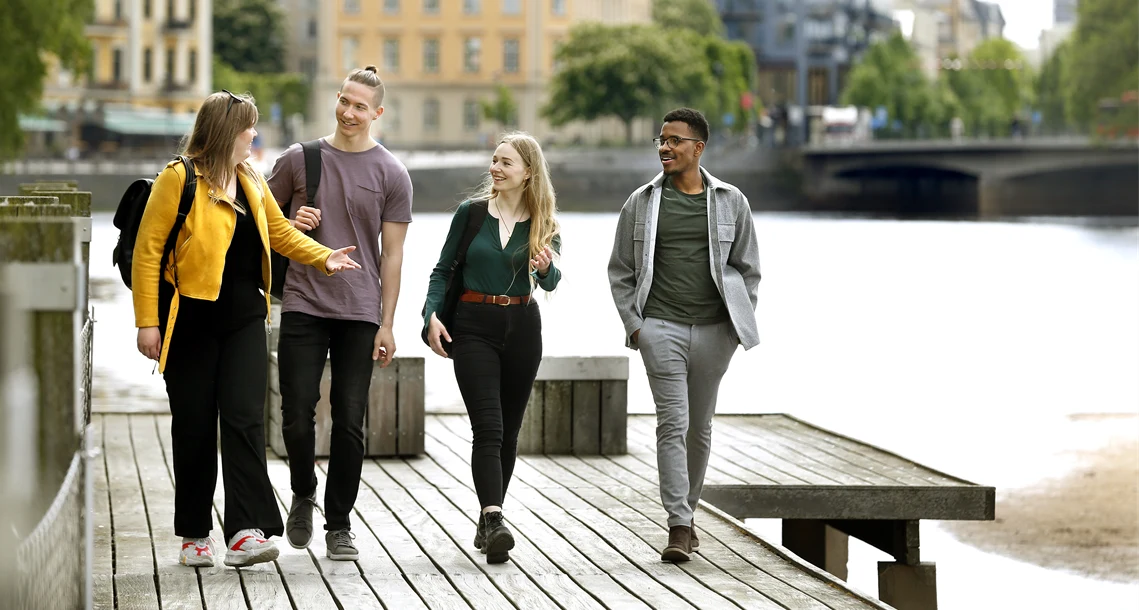 Studenter på brygga vid Klarälven.