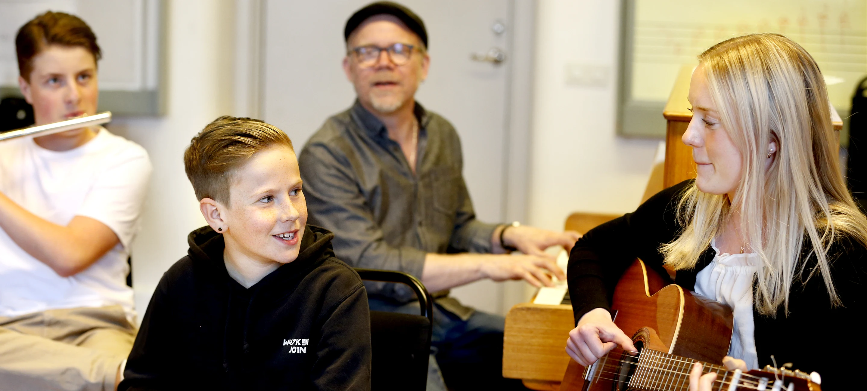 Grupp av elever som spelar olika instrument