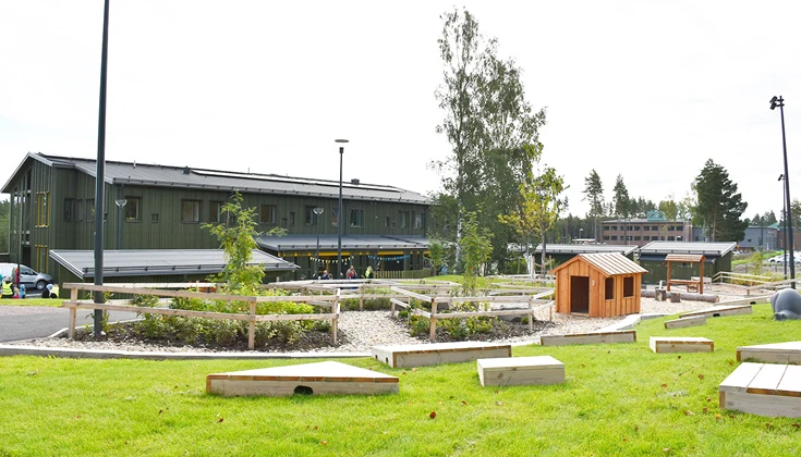 Exteriörbild på förskolan Stormyrens förskola samt utemiljö