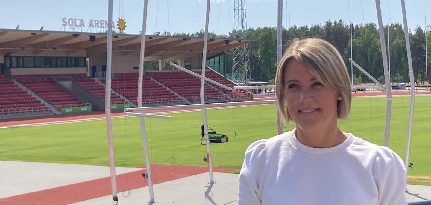 Maria Busk Madland, stipendiat Karlstad GP Awards 2023 framför Sola Arena i Karlstad