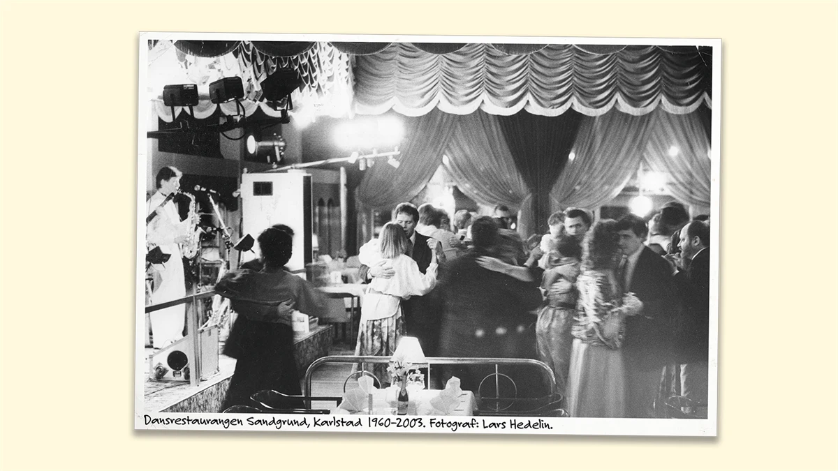 Gammalt foto av människor som dansar på Sandgrund.