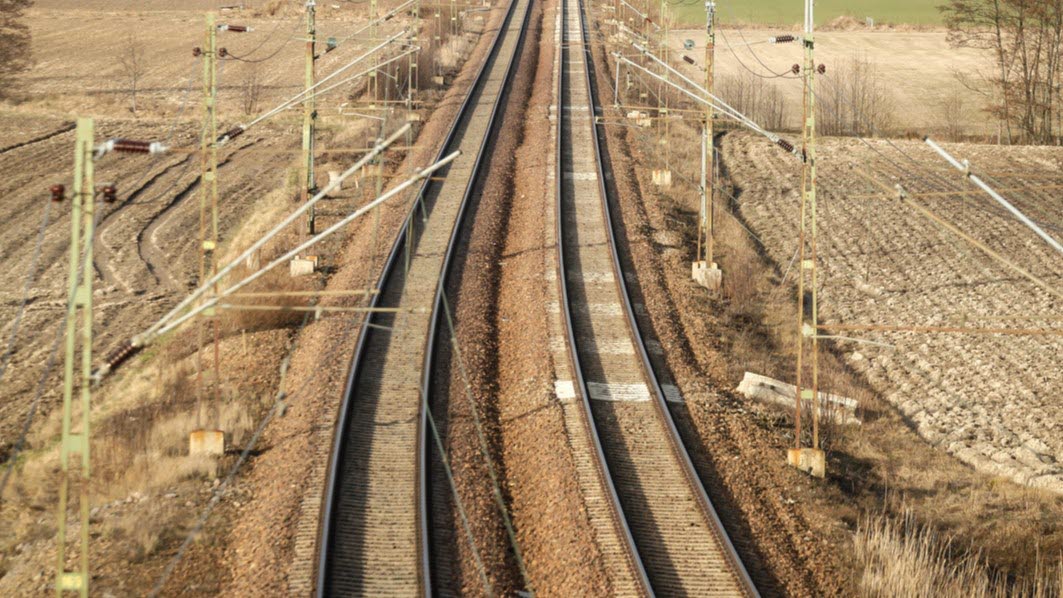En bild som visar en dubbelspårig järnvägssträcka