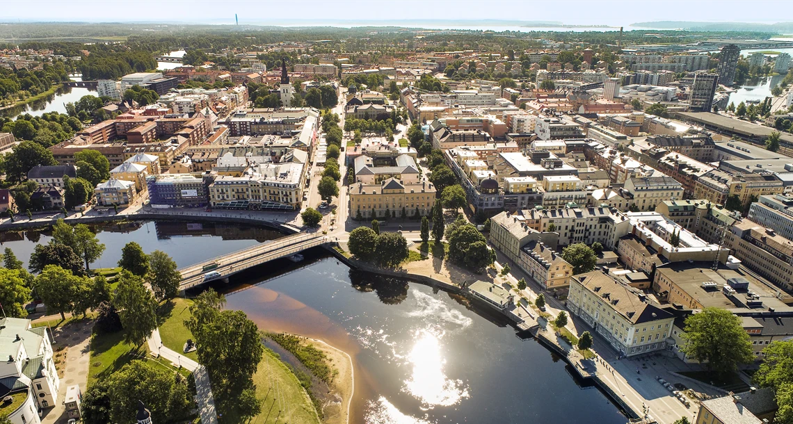 Flygbild över centrala Karlstad med Klarälven i förgrunden.