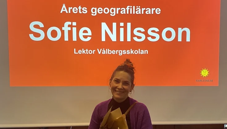 Sofie Nilsson tar emot blommor på barn-och ungdomsnämndens sammanträde