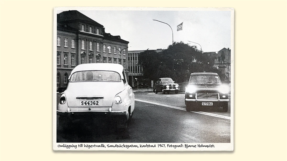 Foto på bilar vid omläggning till högertrafik, Sandbäcksgatan, Karlstad 1967.