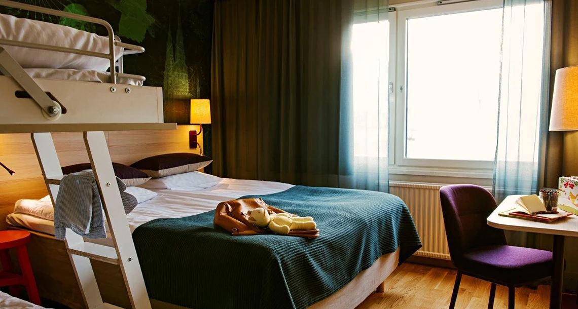 En rum med dubbelsäng