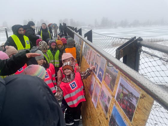 Barn visar teckningar över broar vid invigningen av Färjestadsbron 16 februari 2024