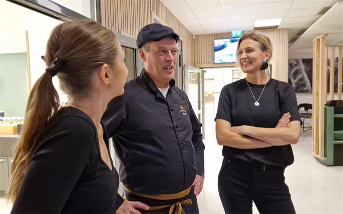 Alain Grenard, kostchef på gymnasie– och vuxenutbildningsförvaltningen samtalar med Nora Edeskog, praktikant på miljöförvaltningen och Anna Sundell, miljösamordnare på miljöförvaltningen som hjälpte till att servera.