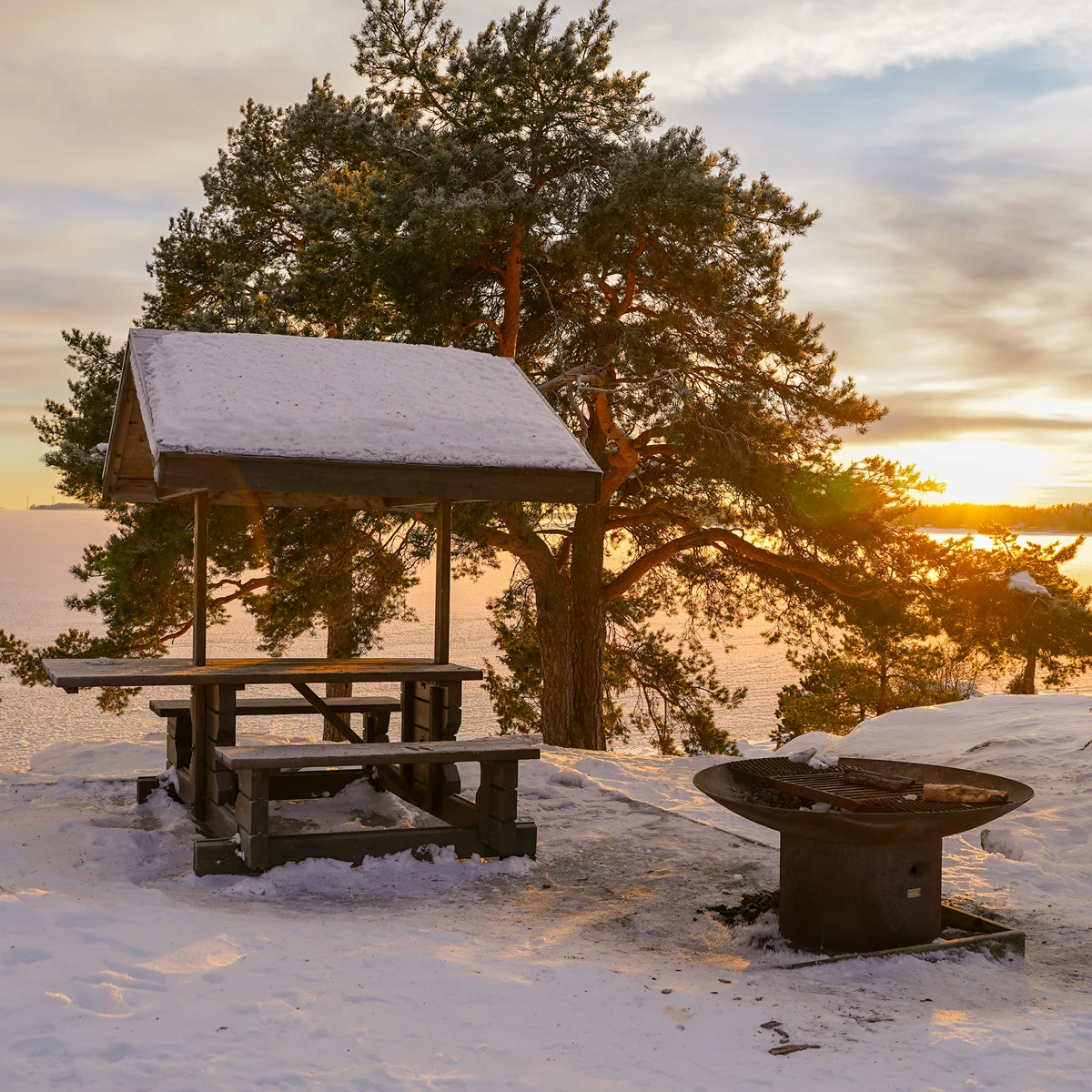 Grillplats på vintern i solnedgång