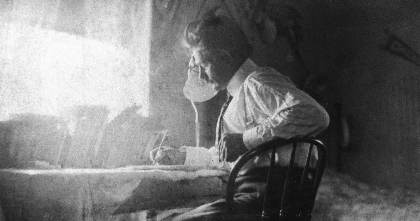 Foto av August Wennerstöm sittande vid skrivbord 1908
