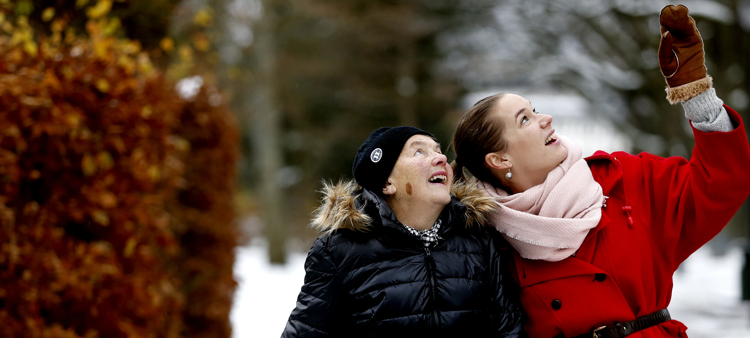 En äldre och en yngre kvinna utomhus på vintern