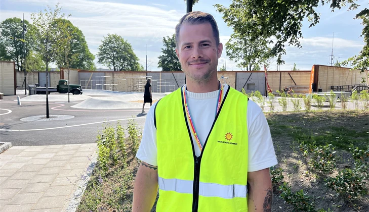 Man som står framför Lokstallsparken