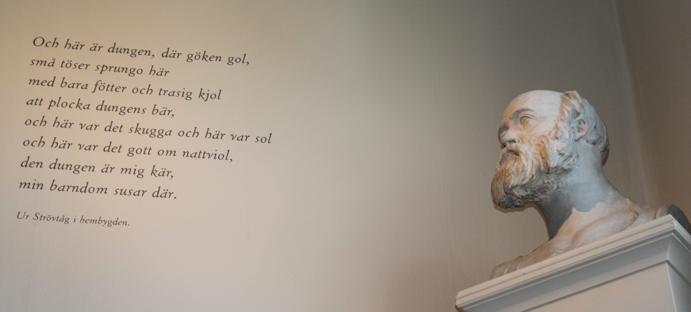 Byst av Fröding och diktvägg