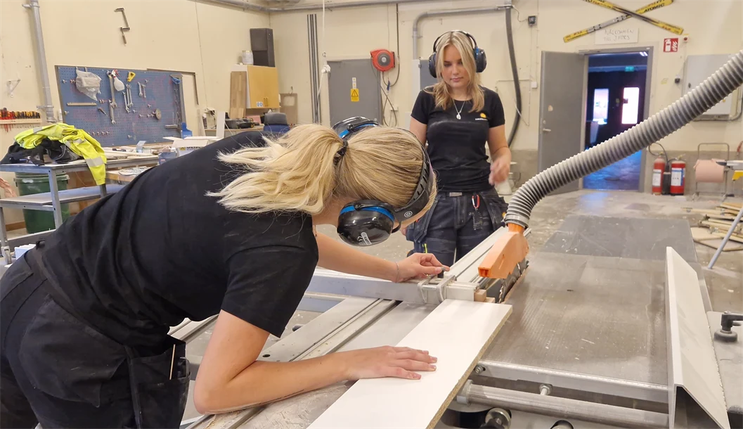 Två personer som arbetar i en verkstad