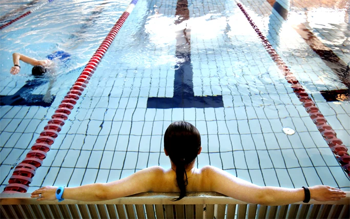 Simmare vid bassängkant