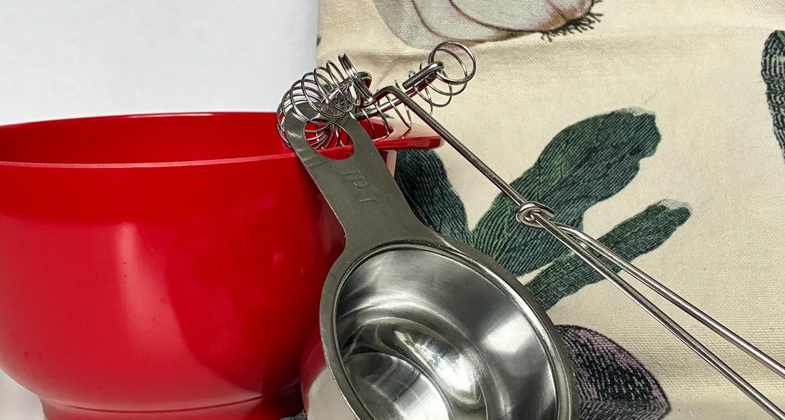 En röd bunke och bakredskap 