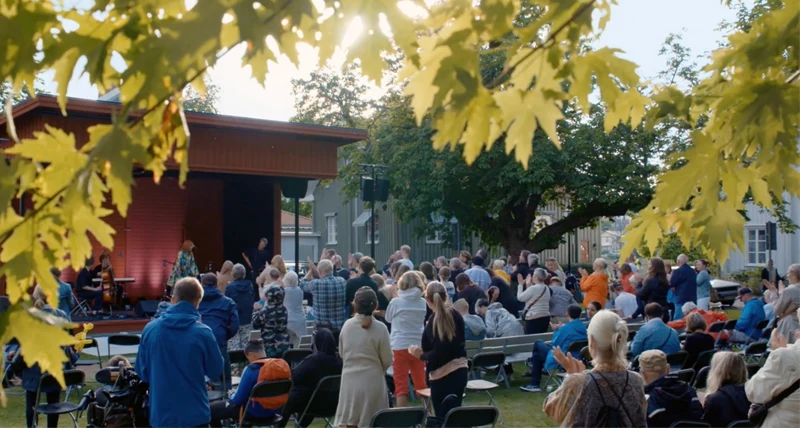 Utomhusscenen och publik i kvarteret Almen