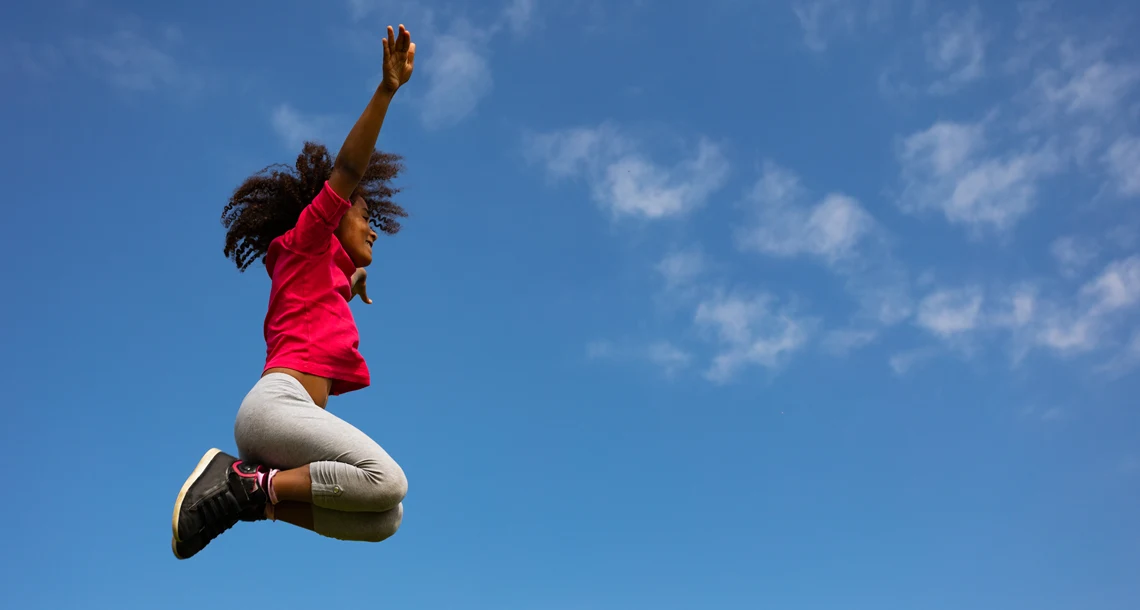 Barn hoppar i luften