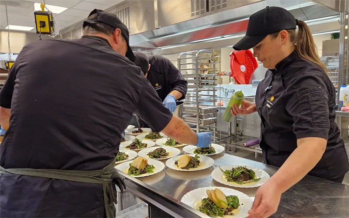 Här förbereds huvudrätten till bordet som tillhörde den positivare framtiden med ett omställt hållbart matsystem.