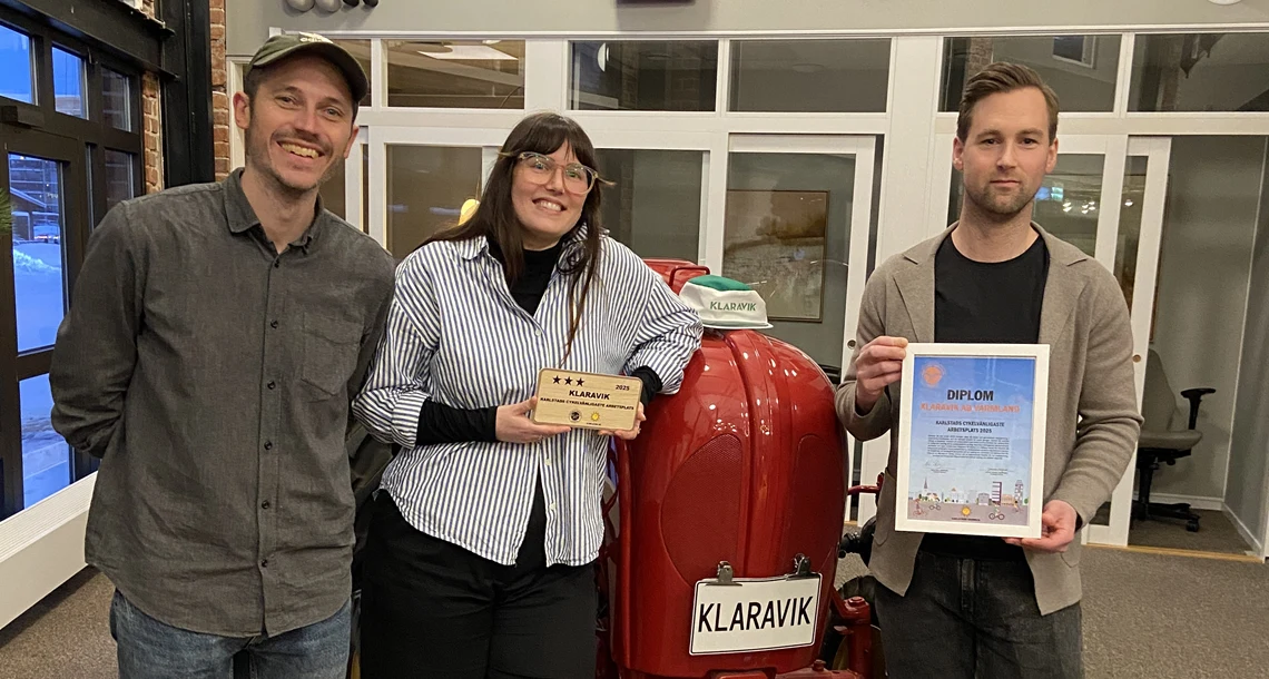 Personal från Klaravik tar emot pris i form av ett diplom.