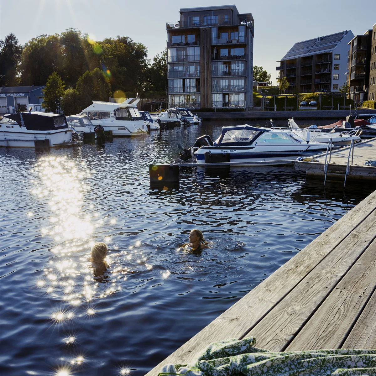 Två personer badar i en hamn